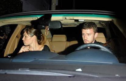 Timberlake traži prsten za Jessicu preko interneta