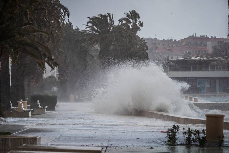 Split: Orkansko jugo potopilo rivu te stvaralo probleme u pomorskom prijevozu