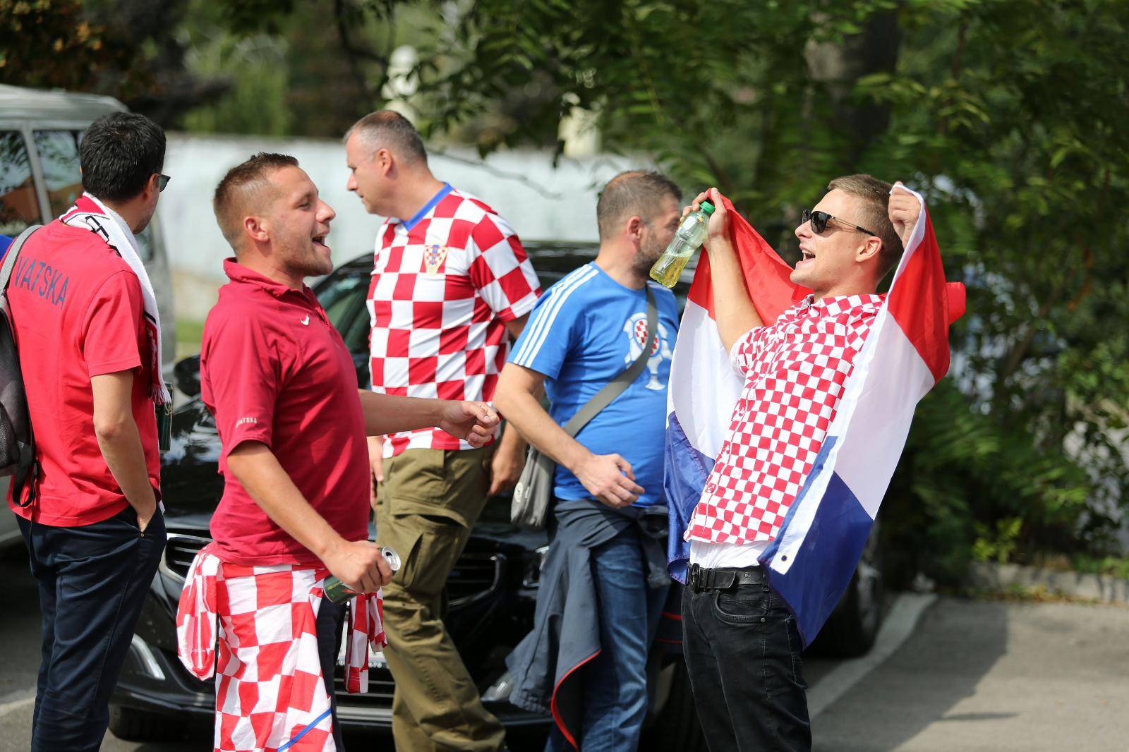 NavijaÄi se okupljaju u Trnavi uoÄi poÄetka utakmice izmeÄu SlovaÄke i Hrvatske