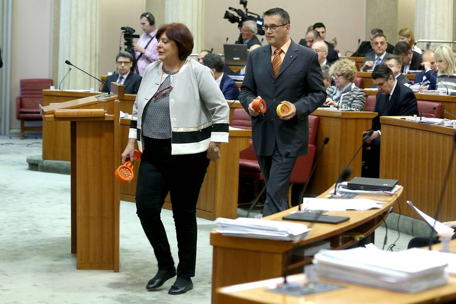 HNS-ovci poklonili budilice i poručili Vladi da se probudi