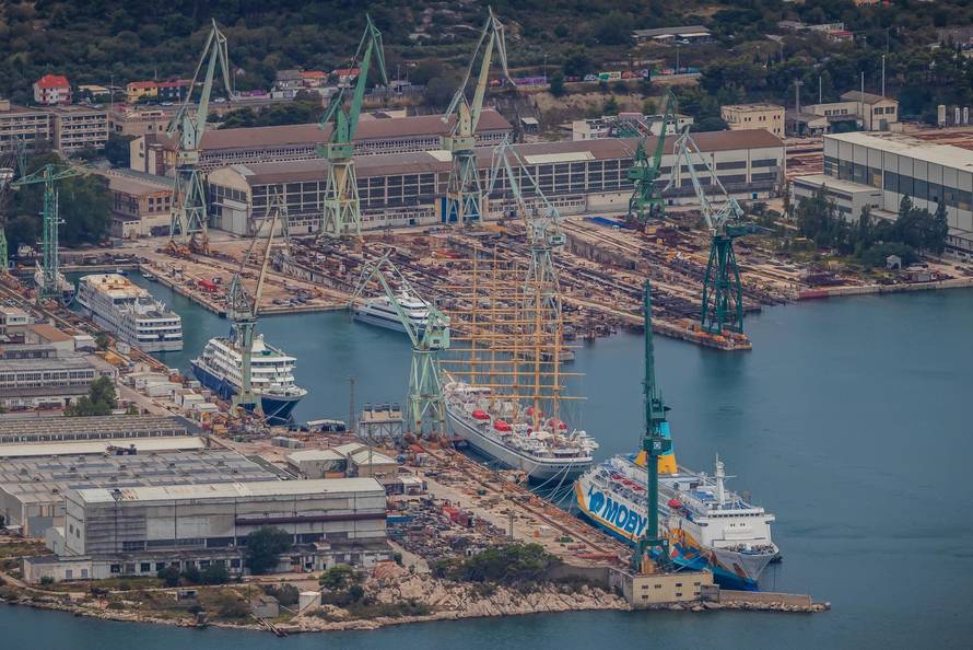 Pogled na brod Moby Drea koji je i dalje privezan u splitskom brodogradilištu