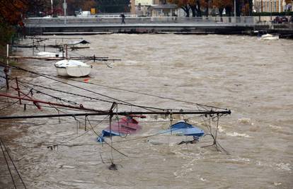 Kiša pada bez prestanka: Voda poplavila ulice i dućane u Rijeci