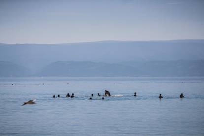 FOTO Vrući dani u Omišu: Bablje ljeto vratilo ljude na plaže!