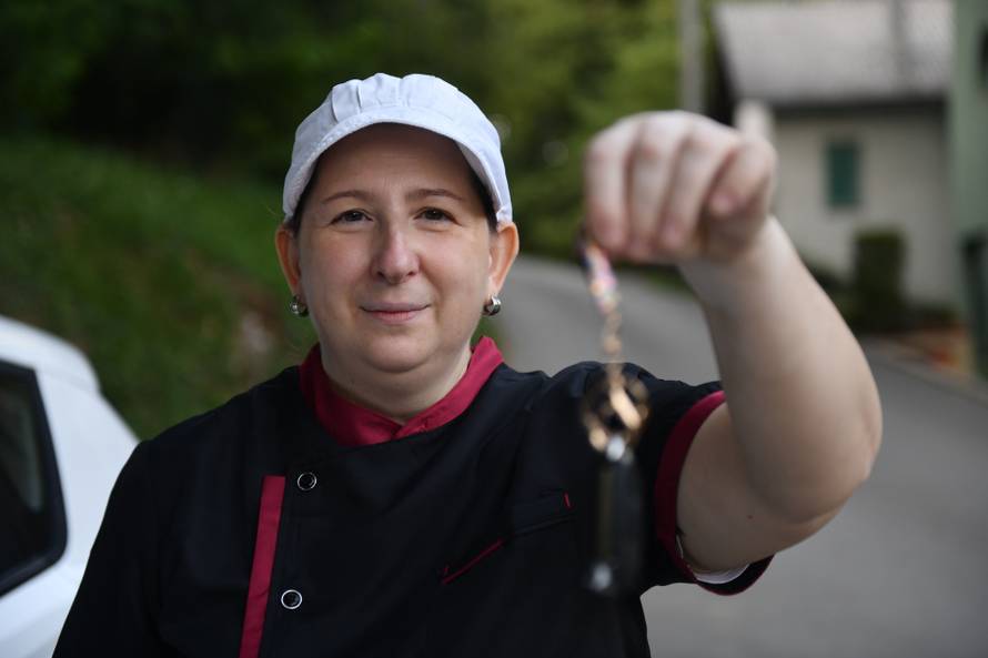 Zvečaj: Kuharica od gazde dobila auto na poklon za 20 godina rada