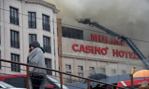 FOTO Više od 50 vatrogasaca se bori s požarom hotela u Istri