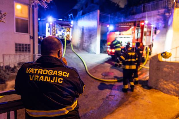 Solin Tjekom noći izbio požar u Ninčevićima nedaleko od Solina