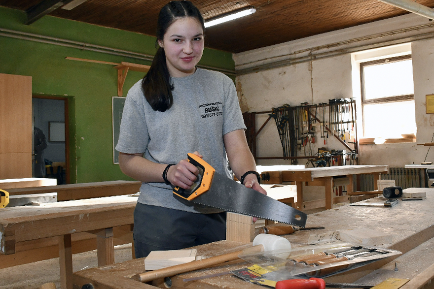 VIDEO Ema je jedina učenica u stolarskoj školi: 'Odrasla sam uz zvuk pile i miris piljevine'