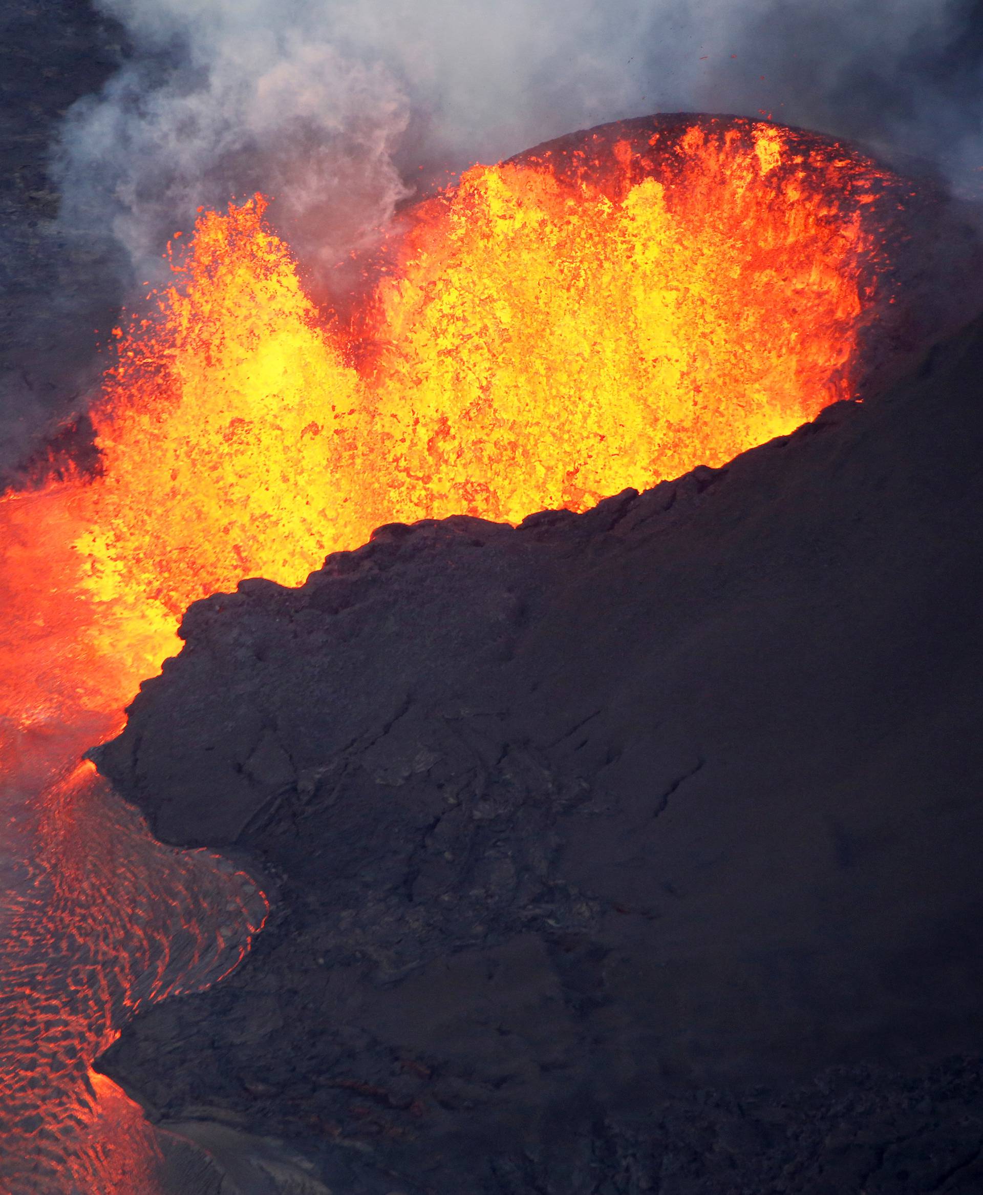 Lava erupts in Leilani Estates