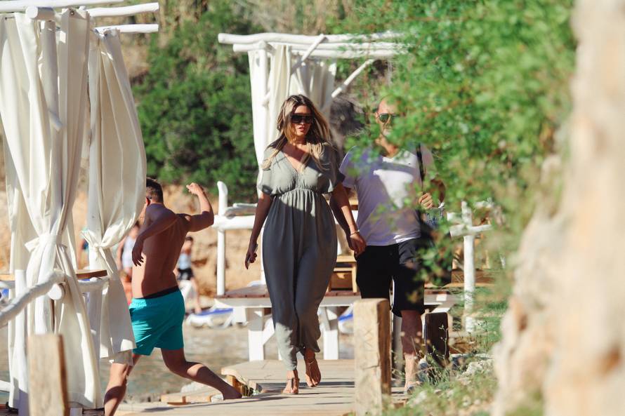 Vanja Halilović i Frane Barbieri u 'intimnim' trenucima na obali