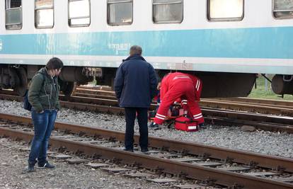 Muškarac skočio pod putnički vlak koji mu je odsjekao noge