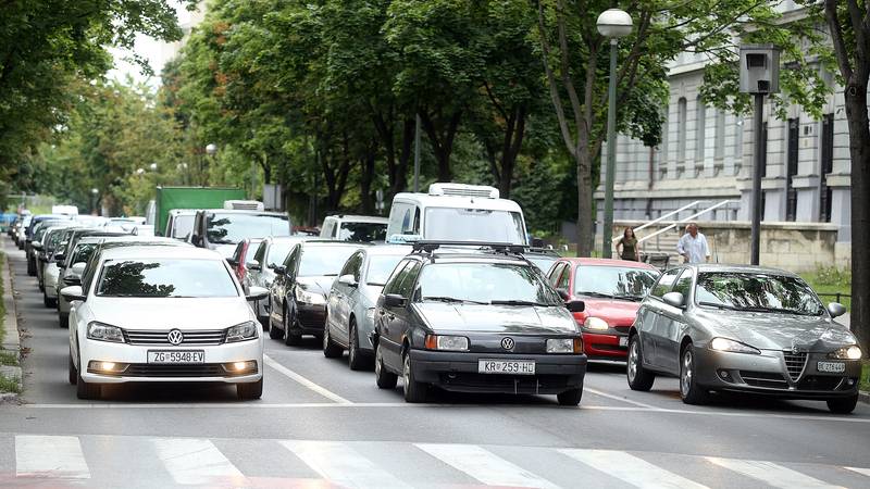 Internet je pun 'čudotvornih' dodataka za aute: Nemojte bacati svoj novac na ovo