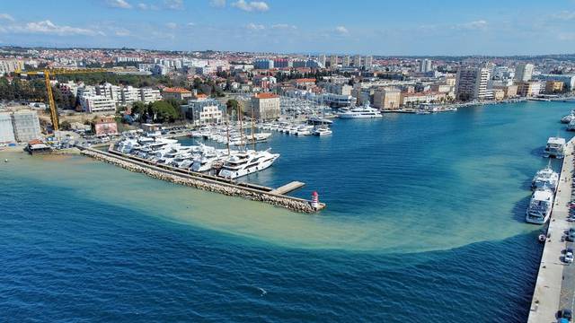 Zadar: Pogled iz zraka na zamućeno more zbog izgradnje obližnjeg hotela