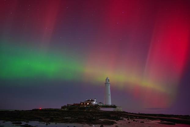 UK: Polarna svjetlost iznad zaljeva Whitley iznad svjetionika St. Mary's u zaljevu Whitley