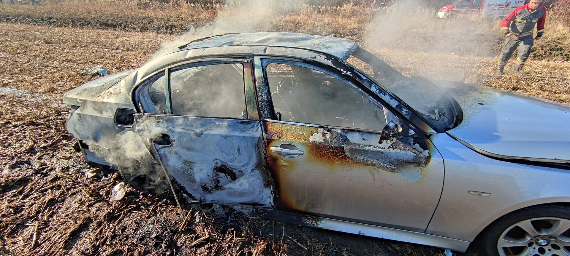 Zapalio svoj BMW, odvezao ga u blatno polje i pustio da izgori...