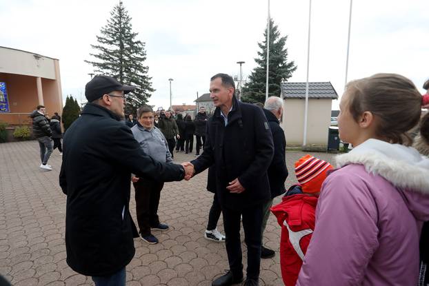 Zagreb: Dragan Primorac se nakon mise družio s građanima 