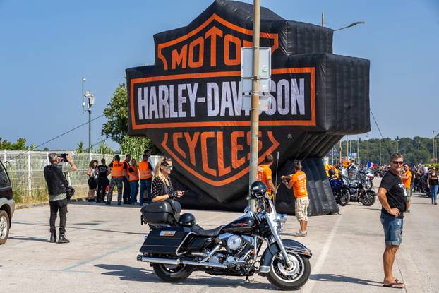 Nekoliko tisuća vlasnika Harley Davidsona prolazi kroz Pulu u defileu