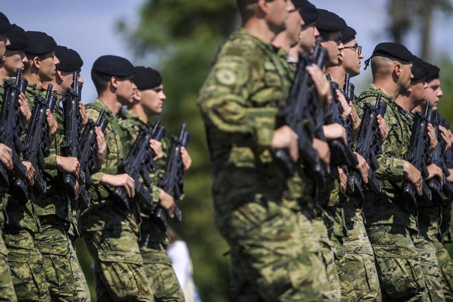 Velika Gorica: Uvježbavanje pješačkih postroja Hrvatske vojske za svečani vojni mimohod