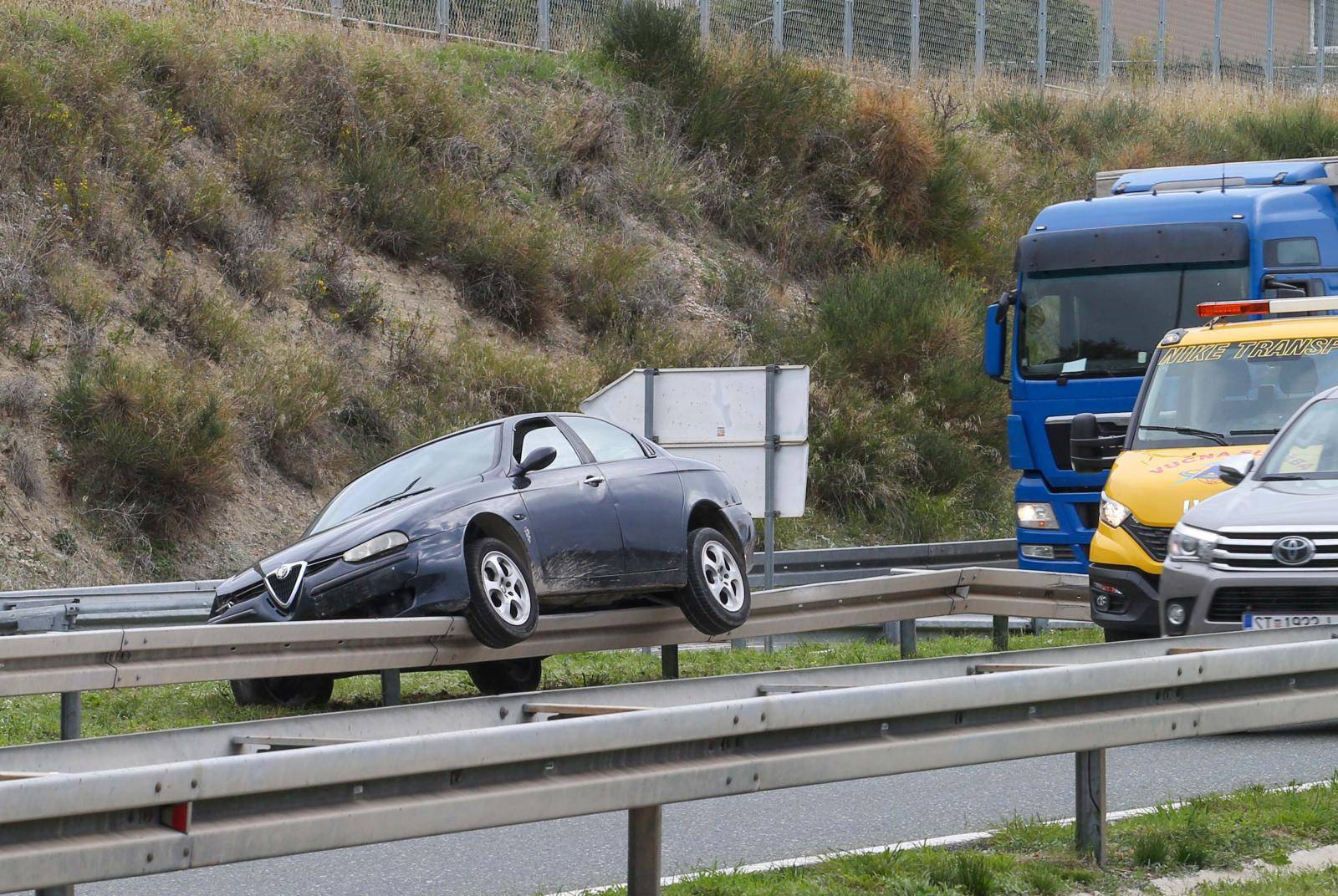 Solin: Automobil završio na ogradi