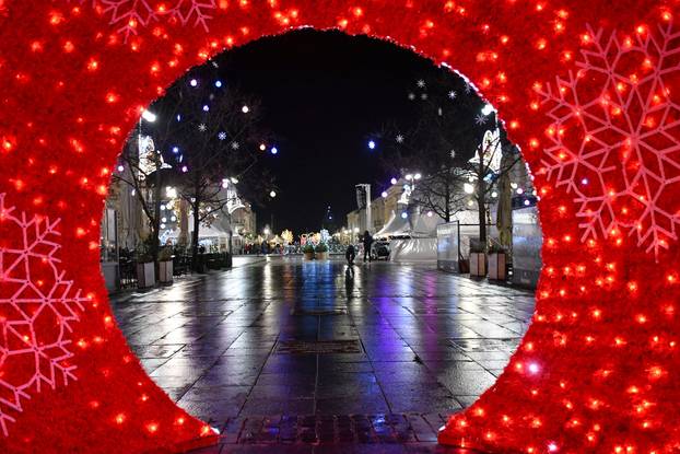 FOTO Zagreb, Split, Osijek, Sl. Brod, Vodice i ostali. Pogledajte adventsku čaroliju, ali i gužvu!