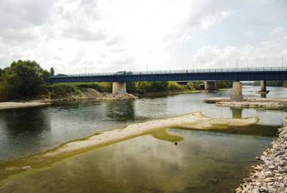 Zagreb: Pogled iz zraka na rijeku Savu i njen nizak vodostaj