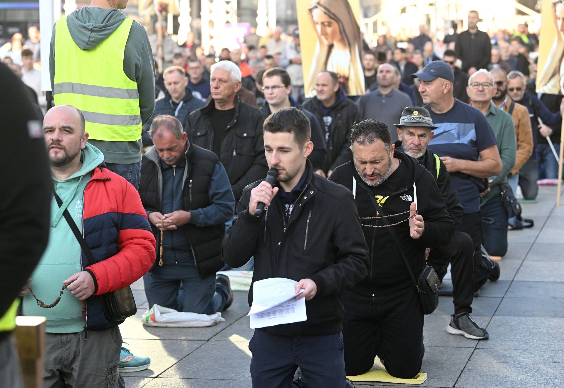 Zagreb: Već uobičajeno u prvoj suboti u mjesecu na trgovima hrvatskih gradova su molitelji 