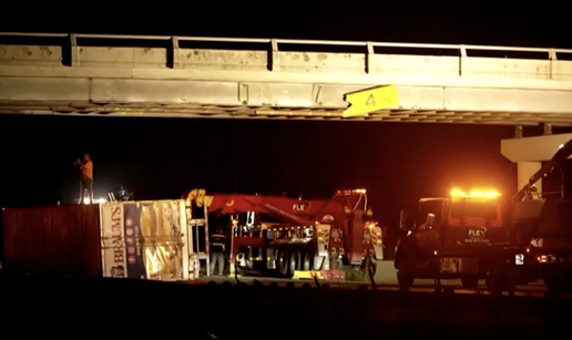 VIDEO SAD na udaru tornada: Vjetar čupao stabla i prevrtao kamione. Dvoje ljudi poginulo