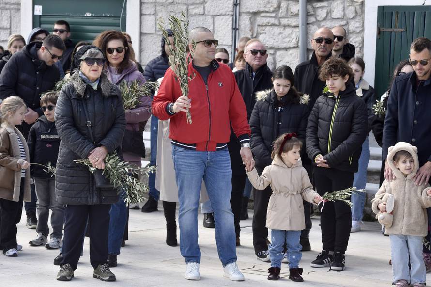 Vodice: Blagoslov maslinovih grančica na blagdan Cvjetnice