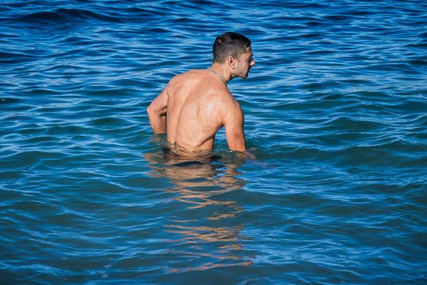 24sata: Makarska: Robert Tarčuki se već 269 dana svakodnevno kupa u moru