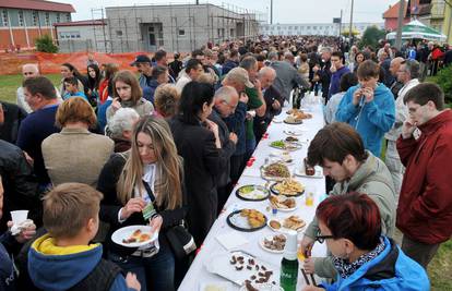 Na 'Najdužem stolu' jeli delicije iz Hrvatske, ali i zemalja regije