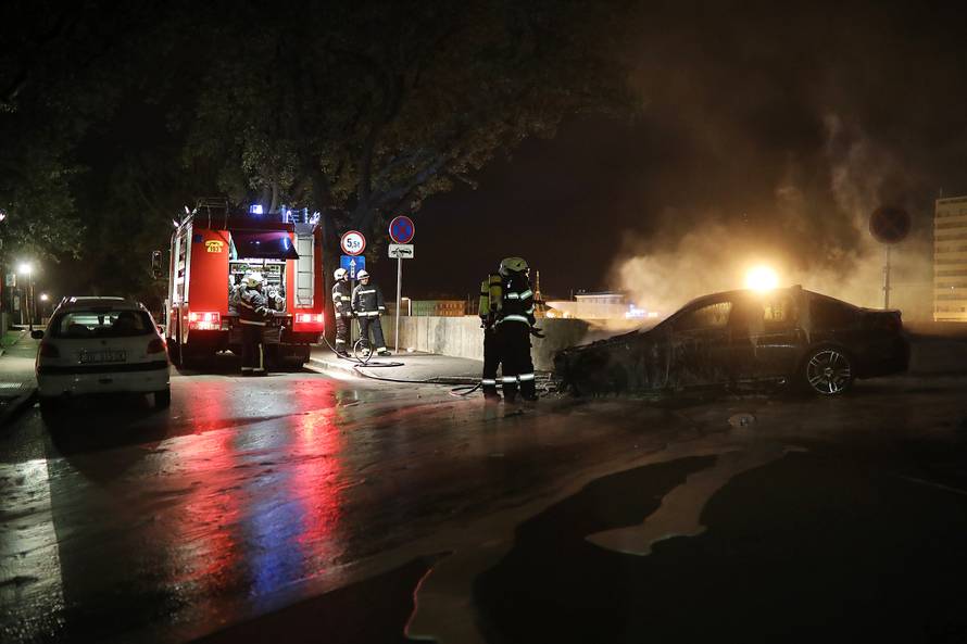 Buktinja kod zadarskih zidina: U noći izgorio luksuzni BMW