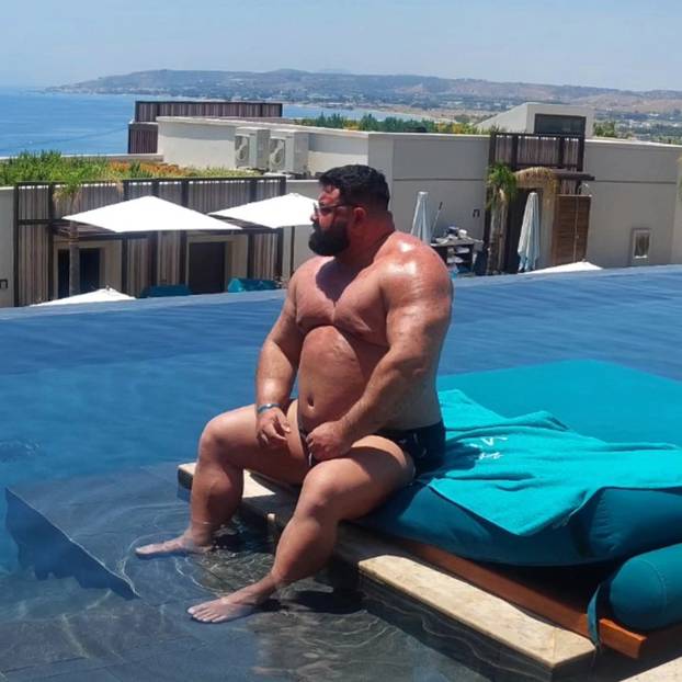 FOTO Sjećate se Ervina iz Big Brothera? Sad ima 175 kg, evo kako se sunča i kupa u Grčkoj