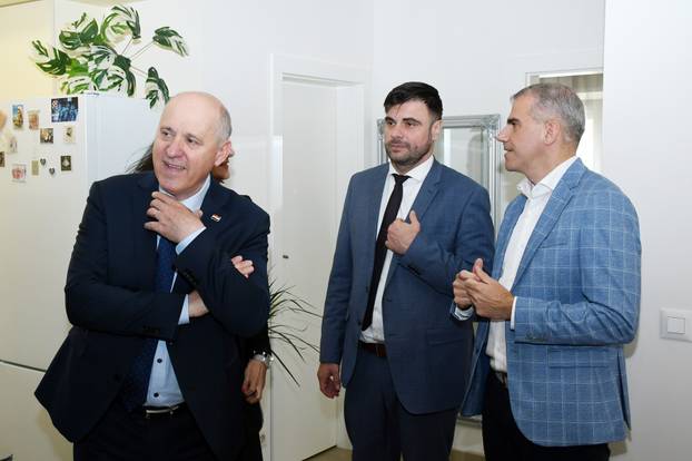 Petrinja: Ministar Bačić obišao tri obitelji koijim su izgrađene zamjenske kuće