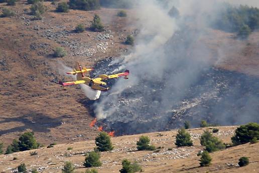 Dva Airtractora gase požar kod Poljica, jedan helikopter gasio požar u Biteliću kod Sinja