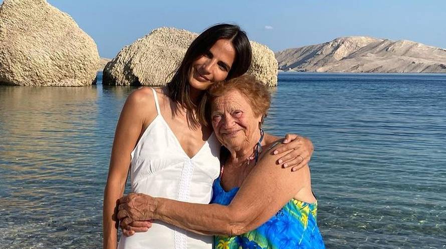 Naša manekenka podijelila fotke s plaže, a svi samo hvale njenu baku: 'Nana ukrala show'