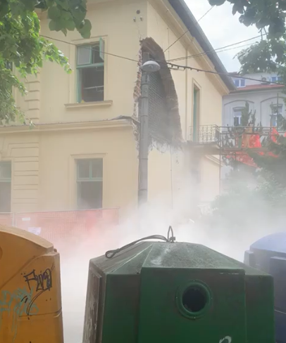 VIDEO Urušio se zid Upravne zgrade KBC Sestre milosrdnice: 'Komadi zida padali su po cesti'