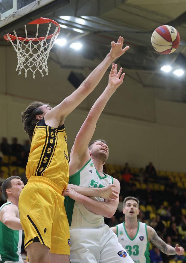 Split: Košarkaši igrali "našminkani" u znak podrške Međunarodnom danu borbe protiv nasilja nad ženama