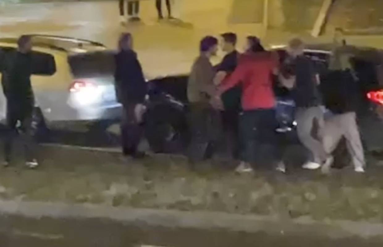 VIDEO Tučnjava na cesti: Trojica muškaraca se potukla nakon koncerta Ace Pejovića u Areni