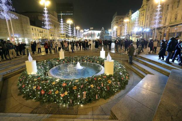 Advent u Zagrebu počeo paljenjem prve svijeće na Manduševcu