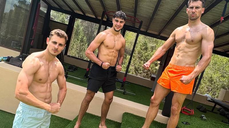‘Fiery’ posed without a T -shirt with teammates and strayed fans