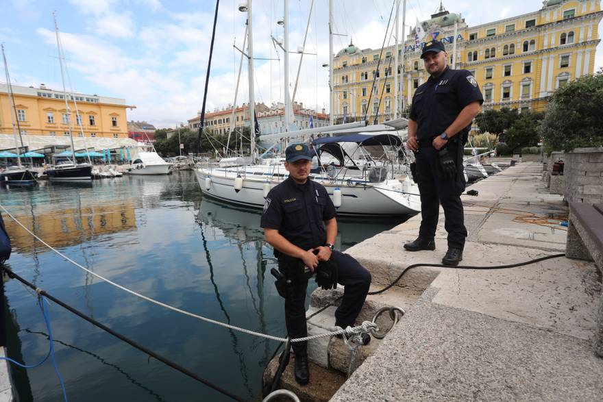 Rije&ccaron;ki policajci spasili osobu od utapanja: 'Sko&ccaron;io sam u more i krenuo brzo plivati '