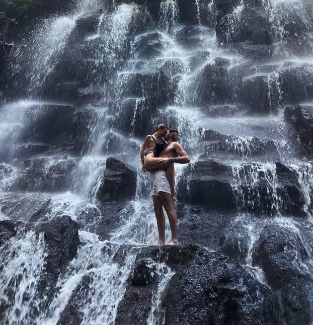 FOTO Polugoli i mokri do kože u vrelom zagrljaju: Maja objavila nikad vatrenije fotke sa Šimom