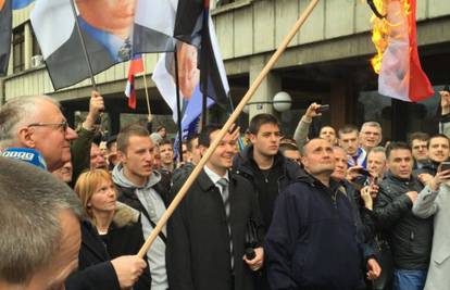 Provokacija: Šešelj je zapalio hrvatsku zastavu u Beogradu