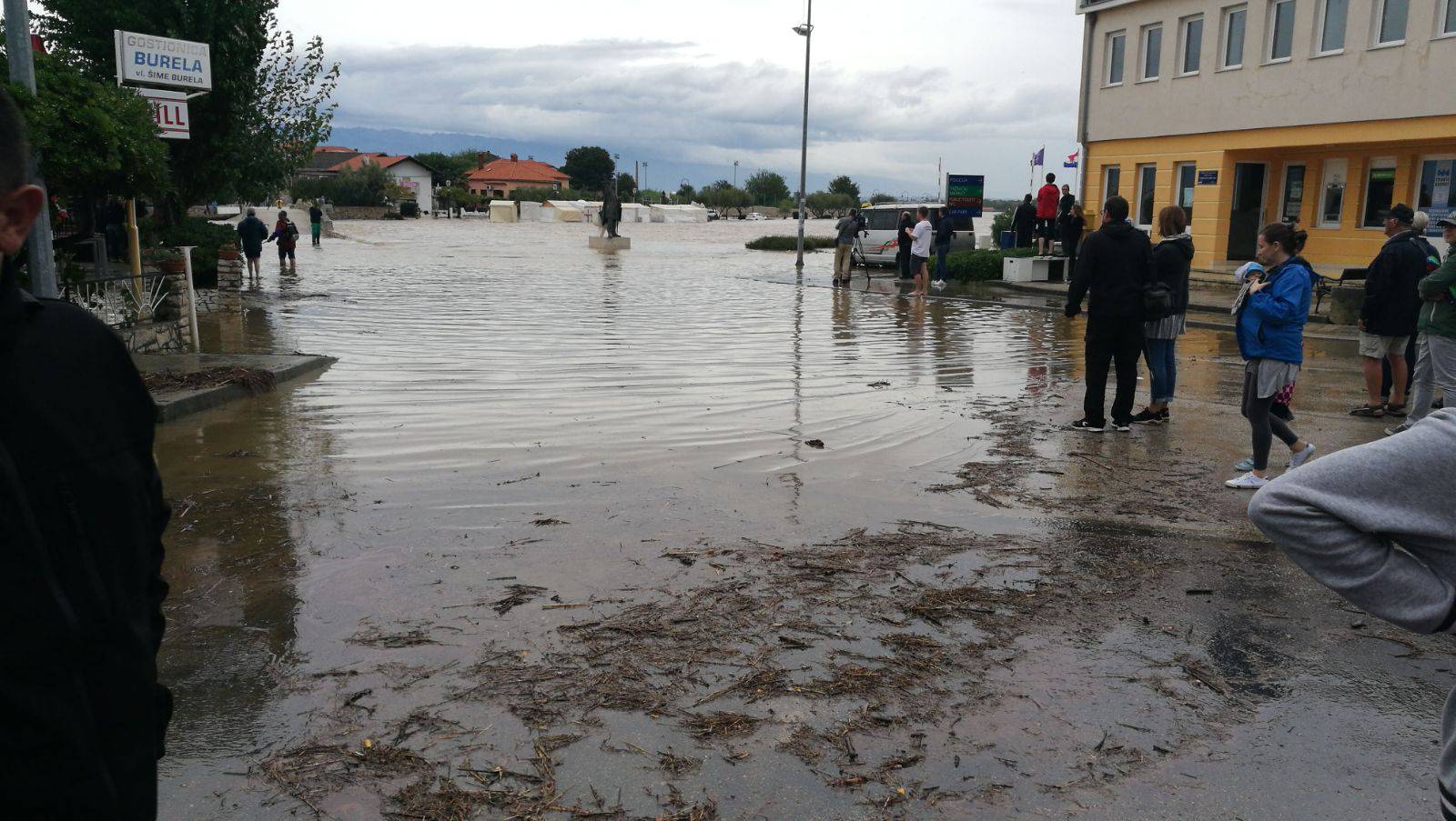 Bujica razorila i pješački most u Ninu: 'Ostali smo zarobljeni!'