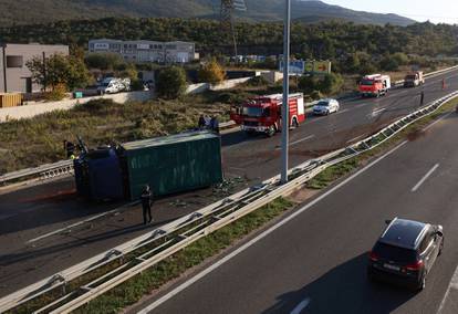 FOTO Prevrnuti kamion i rasute boce. I dalje u prekidu promet zbog nesreće kod Dugopolja