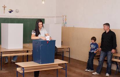 Zatvorena birališta u BiH, u Travniku se potukli birači