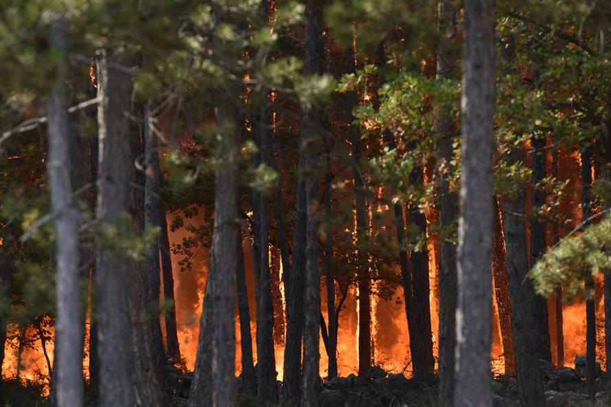 Evakuirali stanovnike sela kod Drniša: 'Ovo je velika nesreća'