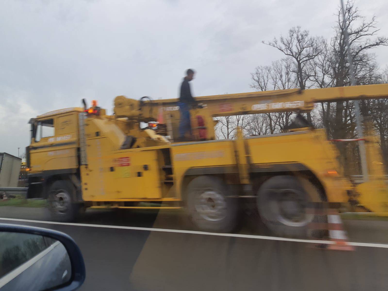 Teretni kamion sletio sa autoceste, vozač nije ozlijeđen