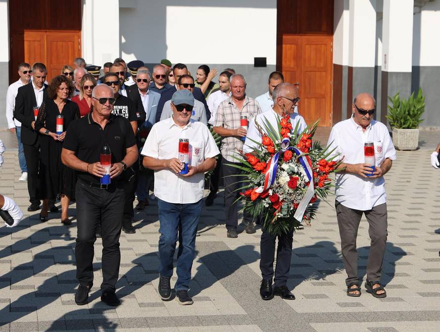 Šibenik: Položeni vijenci i zapaljene svije?e povodom obljetnice Oluje