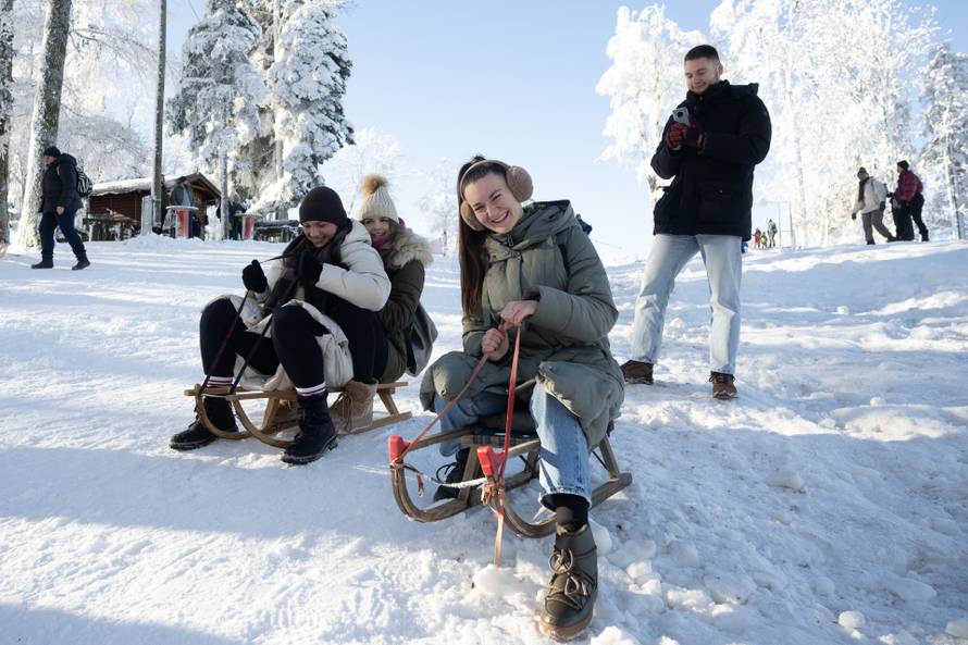 Zagreb: Građani uživaju u suncem okupanom Sljemenu 