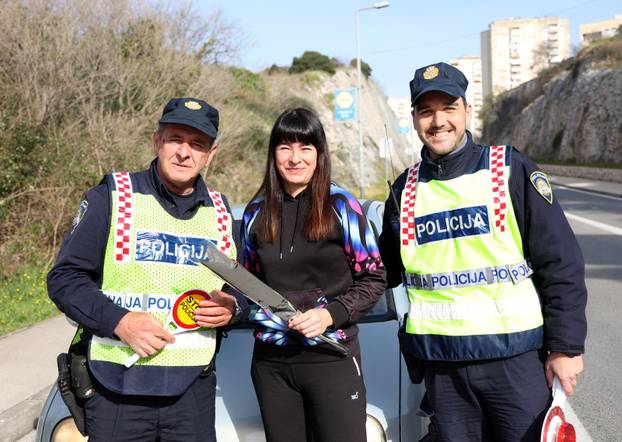 Šibenik: Prometni policajci ženama dijelili ruže u povodu Dana žena